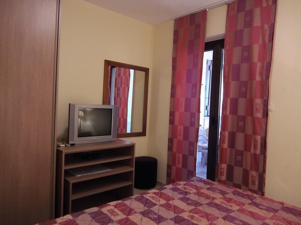 Apartments Zovko Tučepi Buitenkant foto